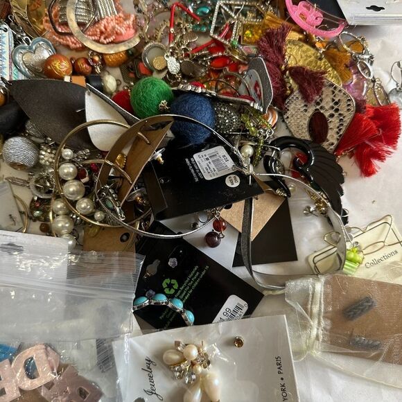 J404 Craft Bulk Bundle of Single & Broken Earrings - Picture 4 of 7